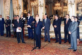 Romano Bartoloni, presidente del Sindacato cronisti romani, con una delegazione del sodalizio, per presentare il volume Cinquant'anni di Roma 1945-1994