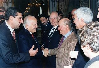 Romano Bartoloni, presidente del Sindacato cronisti romani, con una delegazione del sodalizio, per presentare il volume Cinquant'anni di Roma 1945-1994