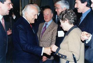 Romano Bartoloni, presidente del Sindacato cronisti romani, con una delegazione del sodalizio, per presentare il volume Cinquant'anni di Roma 1945-1994