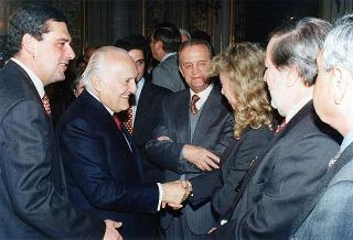 Romano Bartoloni, presidente del Sindacato cronisti romani, con una delegazione del sodalizio, per presentare il volume Cinquant'anni di Roma 1945-1994