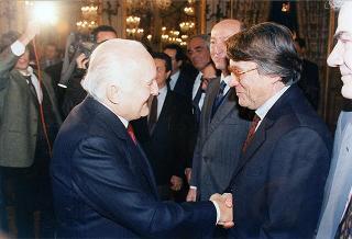 Romano Bartoloni, presidente del Sindacato cronisti romani, con una delegazione del sodalizio, per presentare il volume Cinquant'anni di Roma 1945-1994