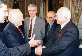 Romano Bartoloni, presidente del Sindacato cronisti romani, con una delegazione del sodalizio, per presentare il volume Cinquant'anni di Roma 1945-1994