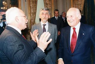 Romano Bartoloni, presidente del Sindacato cronisti romani, con una delegazione del sodalizio, per presentare il volume Cinquant'anni di Roma 1945-1994