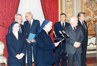 Il Presidente della Repubblica Oscar Luigi Scalfaro riceve in udienza una delegazione di studenti della Scuola media superiore dell'Istituto delle Piccole Ancelle di Cristo Re di San Giuseppe Vesuviano (NA)