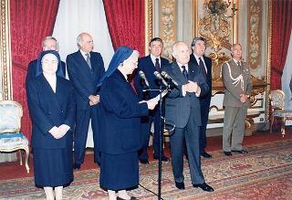 Il Presidente della Repubblica Oscar Luigi Scalfaro riceve in udienza una delegazione di studenti della Scuola media superiore dell'Istituto delle Piccole Ancelle di Cristo Re di San Giuseppe Vesuviano (NA)