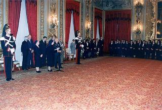 Il Presidente della Repubblica Oscar Luigi Scalfaro riceve in udienza una delegazione di studenti della Scuola media superiore dell'Istituto delle Piccole Ancelle di Cristo Re di San Giuseppe Vesuviano (NA)