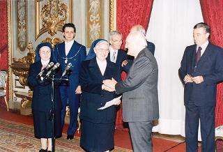 Il Presidente della Repubblica Oscar Luigi Scalfaro riceve in udienza una delegazione di studenti della Scuola media superiore dell'Istituto delle Piccole Ancelle di Cristo Re di San Giuseppe Vesuviano (NA)