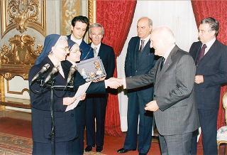 Il Presidente della Repubblica Oscar Luigi Scalfaro riceve in udienza una delegazione di studenti della Scuola media superiore dell'Istituto delle Piccole Ancelle di Cristo Re di San Giuseppe Vesuviano (NA)