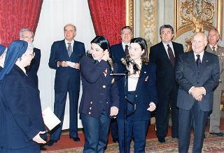 Il Presidente della Repubblica Oscar Luigi Scalfaro riceve in udienza una delegazione di studenti della Scuola media superiore dell'Istituto delle Piccole Ancelle di Cristo Re di San Giuseppe Vesuviano (NA)