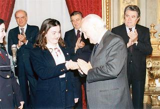 Il Presidente della Repubblica Oscar Luigi Scalfaro riceve in udienza una delegazione di studenti della Scuola media superiore dell'Istituto delle Piccole Ancelle di Cristo Re di San Giuseppe Vesuviano (NA)