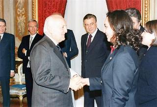 Il Presidente della Repubblica Oscar Luigi Scalfaro riceve in udienza una delegazione di studenti della Scuola media superiore dell'Istituto delle Piccole Ancelle di Cristo Re di San Giuseppe Vesuviano (NA)