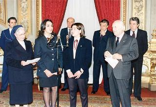 Il Presidente della Repubblica Oscar Luigi Scalfaro riceve in udienza una delegazione di studenti della Scuola media superiore dell'Istituto delle Piccole Ancelle di Cristo Re di San Giuseppe Vesuviano (NA)