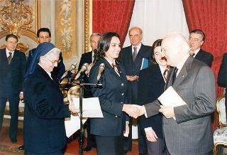 Il Presidente della Repubblica Oscar Luigi Scalfaro riceve in udienza una delegazione di studenti della Scuola media superiore dell'Istituto delle Piccole Ancelle di Cristo Re di San Giuseppe Vesuviano (NA)
