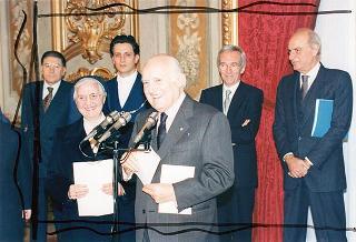 Il Presidente della Repubblica Oscar Luigi Scalfaro riceve in udienza una delegazione di studenti della Scuola media superiore dell'Istituto delle Piccole Ancelle di Cristo Re di San Giuseppe Vesuviano (NA)