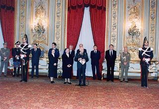 Il Presidente della Repubblica Oscar Luigi Scalfaro riceve in udienza una delegazione di studenti della Scuola media superiore dell'Istituto delle Piccole Ancelle di Cristo Re di San Giuseppe Vesuviano (NA)