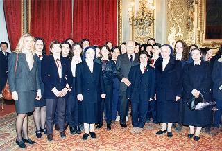 Il Presidente della Repubblica Oscar Luigi Scalfaro riceve in udienza una delegazione di studenti della Scuola media superiore dell'Istituto delle Piccole Ancelle di Cristo Re di San Giuseppe Vesuviano (NA)