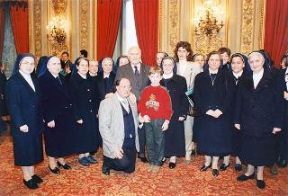 Il Presidente della Repubblica Oscar Luigi Scalfaro riceve in udienza una delegazione di studenti della Scuola media superiore dell'Istituto delle Piccole Ancelle di Cristo Re di San Giuseppe Vesuviano (NA)