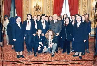 Il Presidente della Repubblica Oscar Luigi Scalfaro riceve in udienza una delegazione di studenti della Scuola media superiore dell'Istituto delle Piccole Ancelle di Cristo Re di San Giuseppe Vesuviano (NA)