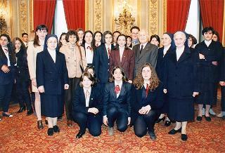 Il Presidente della Repubblica Oscar Luigi Scalfaro riceve in udienza una delegazione di studenti della Scuola media superiore dell'Istituto delle Piccole Ancelle di Cristo Re di San Giuseppe Vesuviano (NA)