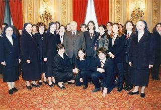 Il Presidente della Repubblica Oscar Luigi Scalfaro riceve in udienza una delegazione di studenti della Scuola media superiore dell'Istituto delle Piccole Ancelle di Cristo Re di San Giuseppe Vesuviano (NA)