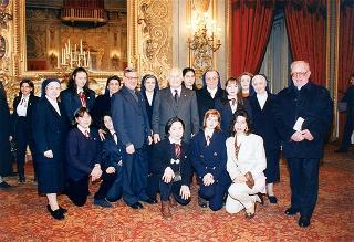 Il Presidente della Repubblica Oscar Luigi Scalfaro riceve in udienza una delegazione di studenti della Scuola media superiore dell'Istituto delle Piccole Ancelle di Cristo Re di San Giuseppe Vesuviano (NA)