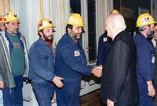 Il Presidente della Repubblica Oscar Luigi Scalfaro riceve in udienza Sergio Usai, e una delegazione di minatori della Carbosulcis