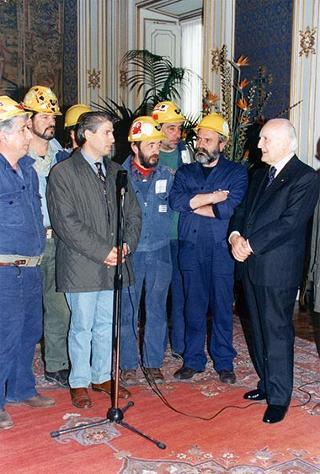 Il Presidente della Repubblica Oscar Luigi Scalfaro riceve in udienza Sergio Usai, e una delegazione di minatori della Carbosulcis