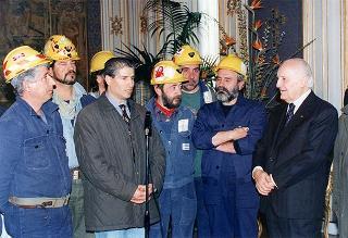 Il Presidente della Repubblica Oscar Luigi Scalfaro riceve in udienza Sergio Usai, e una delegazione di minatori della Carbosulcis
