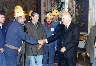 Il Presidente della Repubblica Oscar Luigi Scalfaro riceve in udienza Sergio Usai, e una delegazione di minatori della Carbosulcis