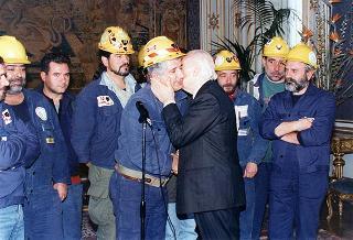 Il Presidente della Repubblica Oscar Luigi Scalfaro riceve in udienza Sergio Usai, e una delegazione di minatori della Carbosulcis