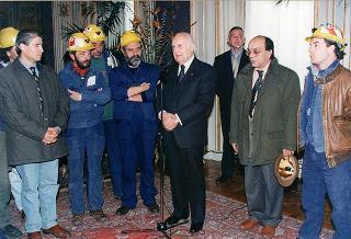 Il Presidente della Repubblica Oscar Luigi Scalfaro riceve in udienza Sergio Usai, e una delegazione di minatori della Carbosulcis