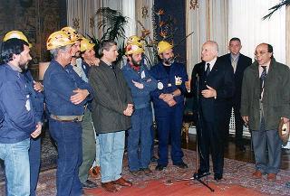 Il Presidente della Repubblica Oscar Luigi Scalfaro riceve in udienza Sergio Usai, e una delegazione di minatori della Carbosulcis