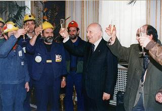 Il Presidente della Repubblica Oscar Luigi Scalfaro riceve in udienza Sergio Usai, e una delegazione di minatori della Carbosulcis