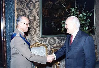 Il Presidente della Repubblica Oscar Luigi Scalfaro riceve la visita di congedo del Generale di Corpo d'Armata Biagio Rizzo, Comandante delle Forze Terrestri Alleate del Sud Europa