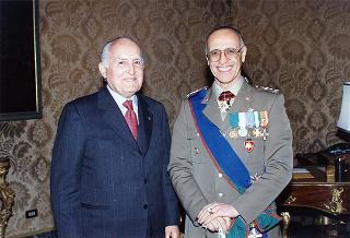 Il Presidente della Repubblica Oscar Luigi Scalfaro riceve la visita di congedo del Generale di Corpo d'Armata Biagio Rizzo, Comandante delle Forze Terrestri Alleate del Sud Europa