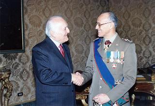 Il Presidente della Repubblica Oscar Luigi Scalfaro riceve la visita di congedo del Generale di Corpo d'Armata Biagio Rizzo, Comandante delle Forze Terrestri Alleate del Sud Europa