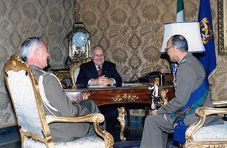 Il Presidente della Repubblica Oscar Luigi Scalfaro riceve la visita di congedo del Generale di Corpo d'Armata Biagio Rizzo, Comandante delle Forze Terrestri Alleate del Sud Europa