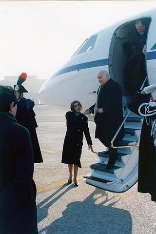 Visita del Presidente della Repubblica alla città di Genova in occasione dell'inaugurazione dell'anno accademico 1995-1996 dell'Università degli studi e alla commemorazione del prof. Lucifredi. Successsivo intervento all'inaugurazione della Mostra e per le celebrazioni del centenario della nascita di Eugenio Montale