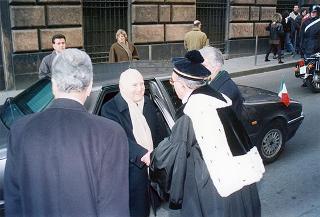 Visita del Presidente della Repubblica alla città di Genova in occasione dell'inaugurazione dell'anno accademico 1995-1996 dell'Università degli studi e alla commemorazione del prof. Lucifredi. Successsivo intervento all'inaugurazione della Mostra e per le celebrazioni del centenario della nascita di Eugenio Montale