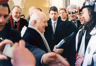 Visita del Presidente della Repubblica alla città di Genova in occasione dell'inaugurazione dell'anno accademico 1995-1996 dell'Università degli studi e alla commemorazione del prof. Lucifredi. Successsivo intervento all'inaugurazione della Mostra e per le celebrazioni del centenario della nascita di Eugenio Montale