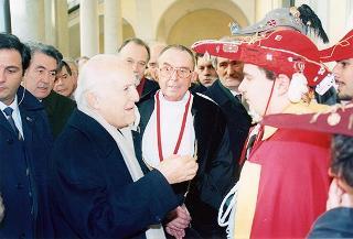 Visita del Presidente della Repubblica alla città di Genova in occasione dell'inaugurazione dell'anno accademico 1995-1996 dell'Università degli studi e alla commemorazione del prof. Lucifredi. Successsivo intervento all'inaugurazione della Mostra e per le celebrazioni del centenario della nascita di Eugenio Montale