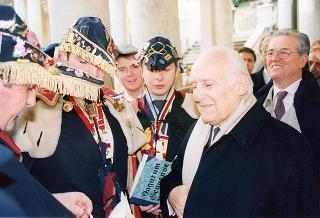 Visita del Presidente della Repubblica alla città di Genova in occasione dell'inaugurazione dell'anno accademico 1995-1996 dell'Università degli studi e alla commemorazione del prof. Lucifredi. Successsivo intervento all'inaugurazione della Mostra e per le celebrazioni del centenario della nascita di Eugenio Montale