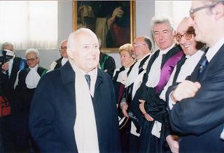 Visita del Presidente della Repubblica alla città di Genova in occasione dell'inaugurazione dell'anno accademico 1995-1996 dell'Università degli studi e alla commemorazione del prof. Lucifredi. Successsivo intervento all'inaugurazione della Mostra e per le celebrazioni del centenario della nascita di Eugenio Montale