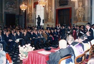 Visita del Presidente della Repubblica alla città di Genova in occasione dell'inaugurazione dell'anno accademico 1995-1996 dell'Università degli studi e alla commemorazione del prof. Lucifredi. Successsivo intervento all'inaugurazione della Mostra e per le celebrazioni del centenario della nascita di Eugenio Montale