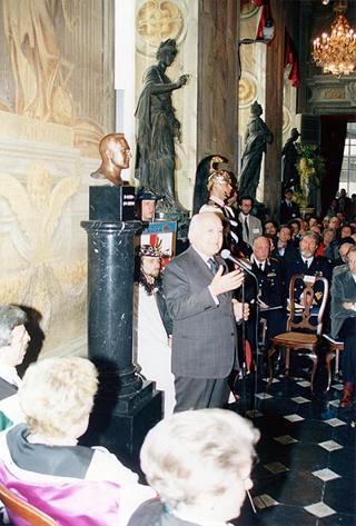 Visita del Presidente della Repubblica alla città di Genova in occasione dell'inaugurazione dell'anno accademico 1995-1996 dell'Università degli studi e alla commemorazione del prof. Lucifredi. Successsivo intervento all'inaugurazione della Mostra e per le celebrazioni del centenario della nascita di Eugenio Montale