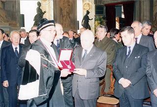 Visita del Presidente della Repubblica alla città di Genova in occasione dell'inaugurazione dell'anno accademico 1995-1996 dell'Università degli studi e alla commemorazione del prof. Lucifredi. Successsivo intervento all'inaugurazione della Mostra e per le celebrazioni del centenario della nascita di Eugenio Montale