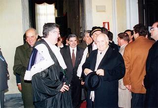 Visita del Presidente della Repubblica alla città di Genova in occasione dell'inaugurazione dell'anno accademico 1995-1996 dell'Università degli studi e alla commemorazione del prof. Lucifredi. Successsivo intervento all'inaugurazione della Mostra e per le celebrazioni del centenario della nascita di Eugenio Montale