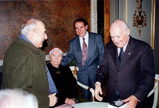 Visita del Presidente della Repubblica alla città di Genova in occasione dell'inaugurazione dell'anno accademico 1995-1996 dell'Università degli studi e alla commemorazione del prof. Lucifredi. Successsivo intervento all'inaugurazione della Mostra e per le celebrazioni del centenario della nascita di Eugenio Montale