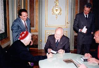 Visita del Presidente della Repubblica alla città di Genova in occasione dell'inaugurazione dell'anno accademico 1995-1996 dell'Università degli studi e alla commemorazione del prof. Lucifredi. Successsivo intervento all'inaugurazione della Mostra e per le celebrazioni del centenario della nascita di Eugenio Montale