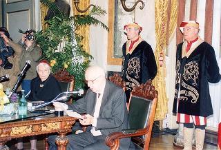 Visita del Presidente della Repubblica alla città di Genova in occasione dell'inaugurazione dell'anno accademico 1995-1996 dell'Università degli studi e alla commemorazione del prof. Lucifredi. Successsivo intervento all'inaugurazione della Mostra e per le celebrazioni del centenario della nascita di Eugenio Montale